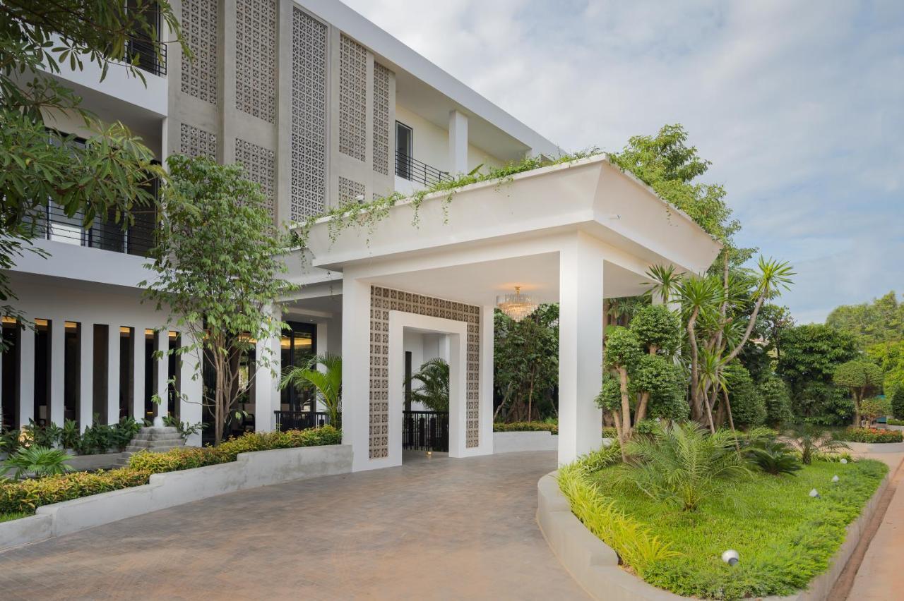 Eightfold Urban Resort Σιέμ Ρέαπ Εξωτερικό φωτογραφία The hotel's entrance